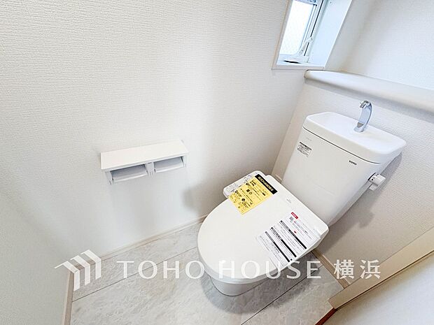 換気と明るさに配慮した、清潔感溢れるトイレ。落ち着いた空間で安らぎのひとときをお過ごしいただけます。