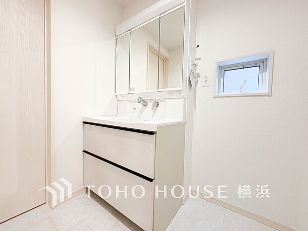 収納たっぷりの洗面台。毎朝身支度で活躍するスペースです。