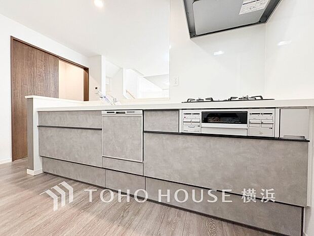 機能性とデザイン性を兼ね備えたシステムキッチン。リビングとの一体感も考慮され、美しい空間が実現。