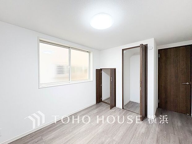 一日の疲れをいやしてくれる寝室。時を忘れて過ごす場所として過ごせるお部屋。