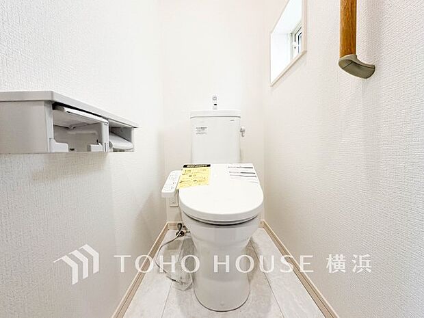 換気と明るさに配慮した、清潔感溢れるトイレ。落ち着いた空間で安らぎのひとときをお過ごしいただけます。