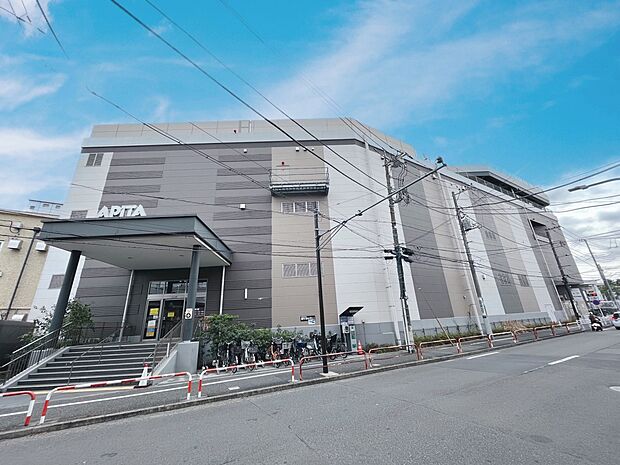 アピタ金沢文庫 450m 毎日の食卓を飾る新鮮な食料品や日用品が品揃え豊富にお手ごろ価格で揃います。
