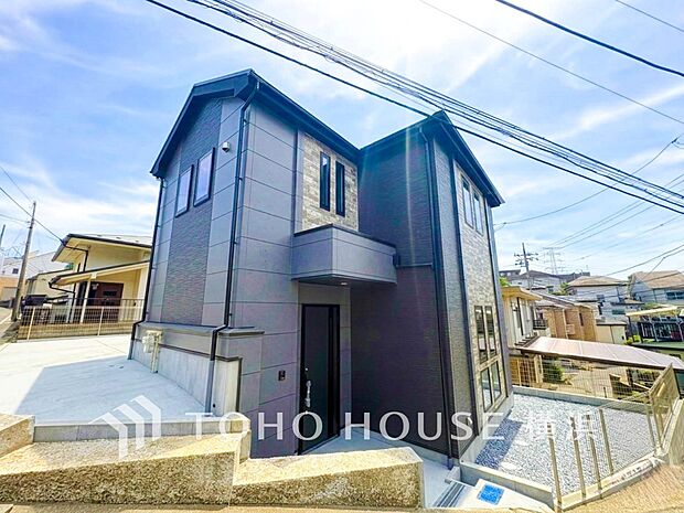 爽やかな青空の下に贅沢なほどに降り注ぐ陽光、豊かな居住性と、クオリティが見事に調和した住空間。