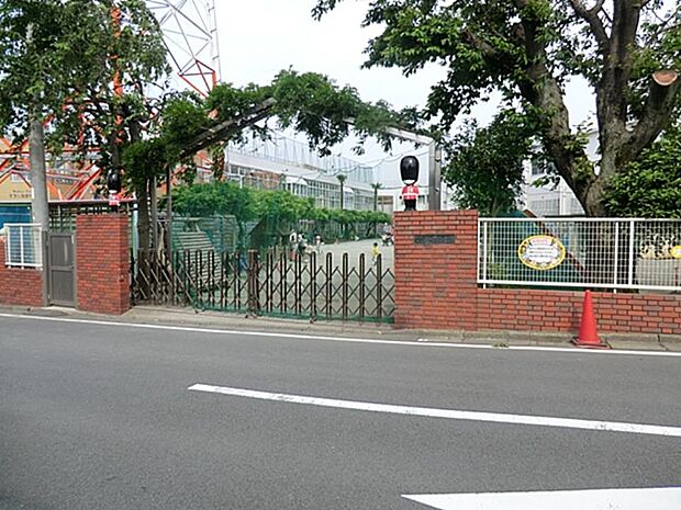 八ツ橋幼稚園 400m 通常保育終了後、午後7時までの預かり保育も有り。専門講師による水泳や体操教室、音楽指導なども。