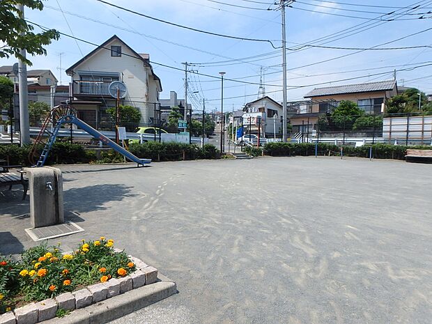 東希望が丘ふれあいひろば公園 550m 高いフェンスで囲われているので安心です。小さなお子様向けの遊具や水飲み場があります。