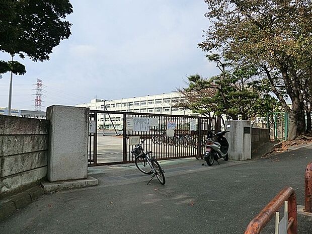 横浜市立東希望が丘小学校 80m 徒歩1分。小学校が近いのは子育てファミリーにもおすすめのポイント。