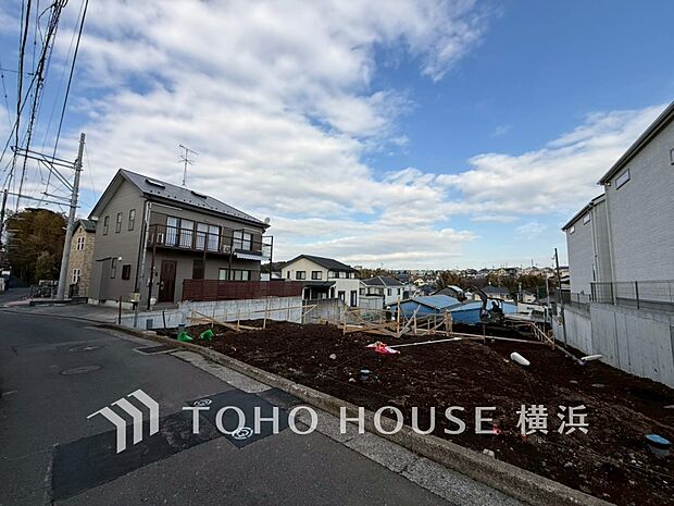 子育て環境、生活利便に優れた住環境に立地し、ゆとりある生活が送れます。（2026年2月撮影）