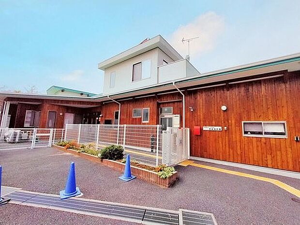 西柴保育園 700m 園舎は温かみのある木造です。周囲には自然も多く、とても良い環境のアットホームな保育園。