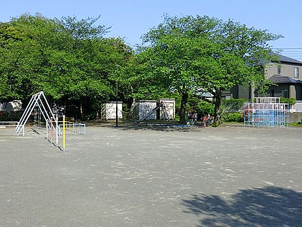 片吹公園 280m 春には桜の花が綺麗な公園です。子供たちが楽しく過ごしています。
