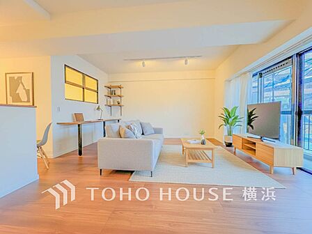 家族と過ごす時間を大切にしたい方にぴったりの明るくゆとりある住空間です。(家具はAI加工です)