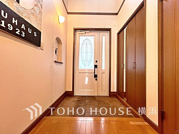 上質感漂う玄関。居住者の帰り、訪れる方を優しく迎えてくれます。