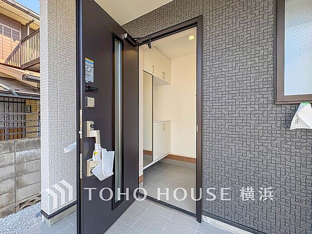 帰宅されるご家族や訪れる方を優しく迎え、安らぎに満ちた生活空間を予感させてくれます。