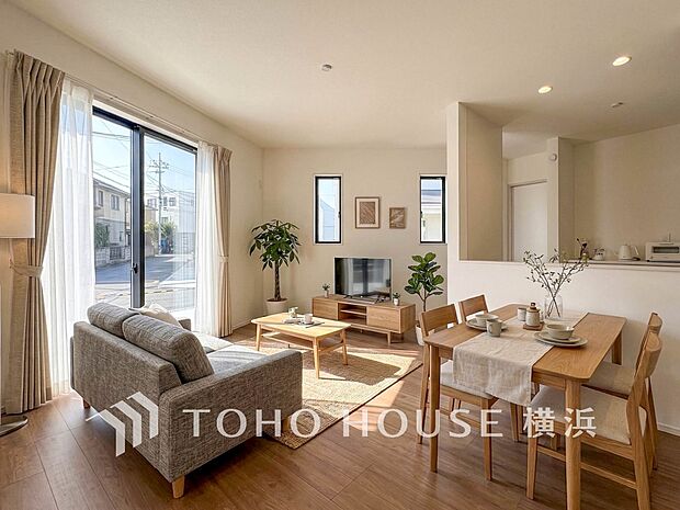 家族と過ごす時間を大切にしたい方にぴったりの明るくゆとりある住空間です。（家具はAI加工です）