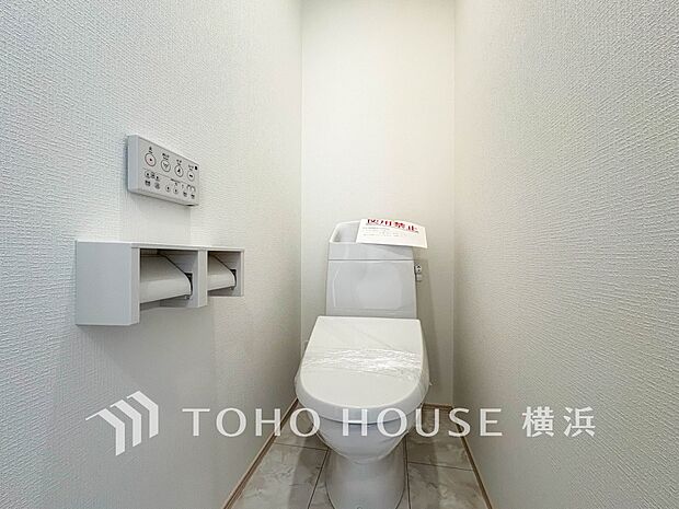 換気と明るさに配慮した、清潔感溢れるトイレ。落ち着いた空間で安らぎのひとときをお過ごしいただけます。