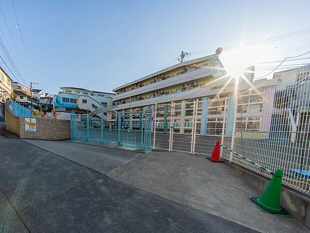 若草幼稚園 500m ヨコミネ式教育法を取り入れ、それをベースに「自学自習の習慣」を身に付けることを目標としています。