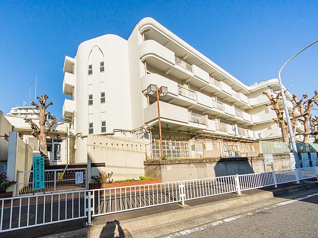 横浜市立宮谷小学校 750m 徒歩10分。小学校が近いのは子育てファミリーにもおすすめのポイント。