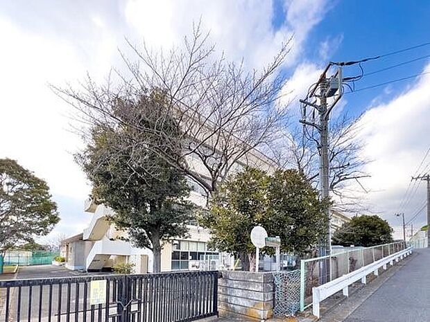 横浜市立宮田中学校　550m　徒歩7分。部活などで帰りが遅くなっても安心の距離感です。 