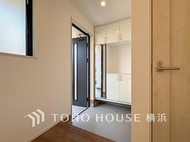 上質感漂う玄関と廊下。居住者の帰り、訪れる方を優しく迎えてくれます。