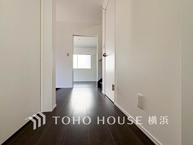 清潔感漂う廊下。各お部屋をつなぐ主要空間として美しく存在しています。