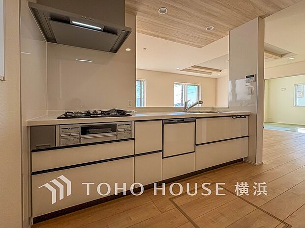 機能性とデザイン性を兼ね備えたシステムキッチン。リビングとの一体感も考慮され、美しい空間が実現。