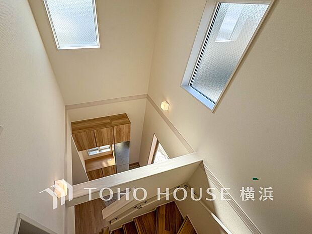 吹き抜け。こだわりの室内には至福のシーンが繰り広げられます。