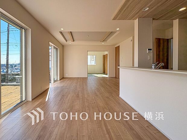 光と風があふれる開放的なリビングダイニングには自然と家族みんなが集まってきます。