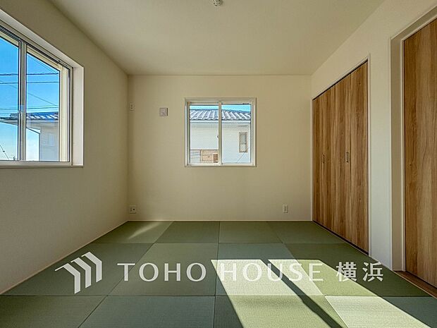 足を伸ばしてゆっくりとくつろげる、癒しの空間。モダンな和室で癒しタイムを。