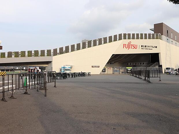 富士通スタジアム川崎 750m 旧川崎球場。現在はアメリカンフットボールをはじめ、ラグビー、サッカーの試合に多く利用されています。