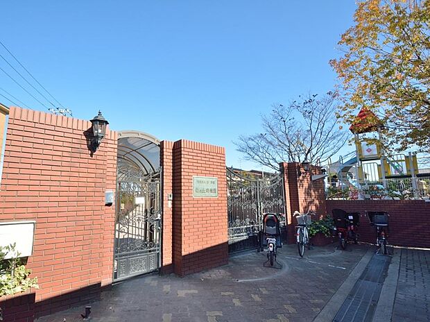 藤が丘幼稚園　450m　高台の爽やかな風、広々した園庭でさんさんと浴びる太陽の光の中、子ども達の楽しそうな声が響いてきます。 