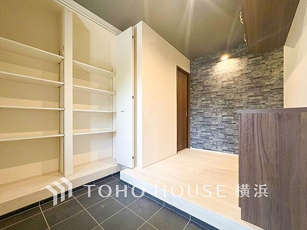 上質感漂う玄関と廊下。居住者の帰り、訪れる方を優しく迎えてくれます。