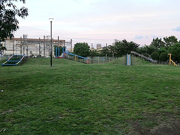 新鶴見公園 600m 芝生の広場やアスレチック遊具、健康器具、野球などができる広いグラウンドがある公園。