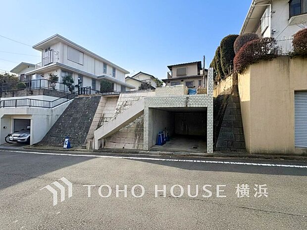 雨や紫外線から大切な愛車を守る地下車庫はセキュリティ面も安心です。(2026年2月撮影)