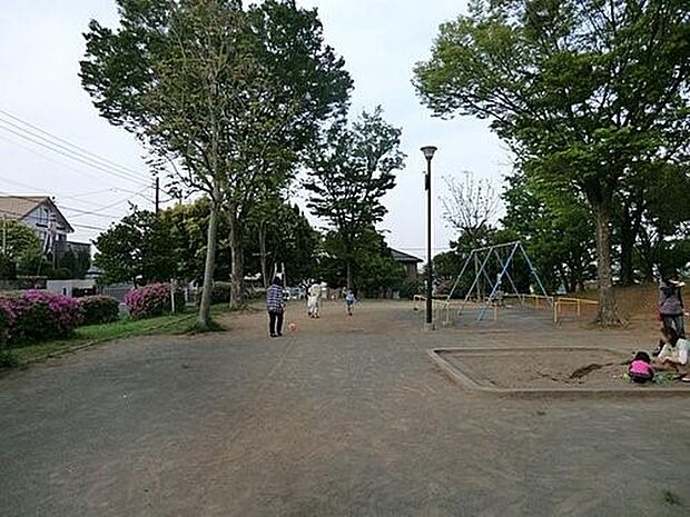柿の木台第二公園 250m 住宅街に立地する見通しの良い公園。滑り台やブランコ、お砂場等小さなお子様の毎日の遊び場にお勧めです。