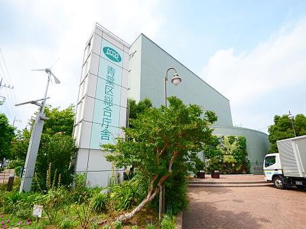 横浜市青葉区役所 750m お引越し後の申請や手続きなど、ご利用されることも多い区役所。スポーツセンターも隣接しています。