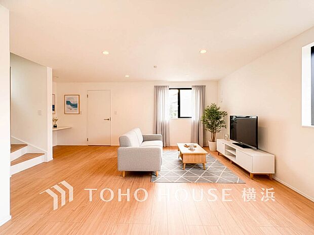 家族と過ごす時間を大切にしたい方にぴったりの明るくゆとりある住空間です。(家具はAI加工です)