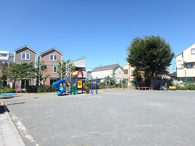 瀬谷四丁目公園 500m お子様が元気に走り回れる広々とした広場のある見通しの良い公園です。