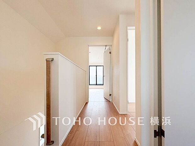 清潔感漂う廊下。各お部屋をつなぐ主要空間として美しく存在しています。