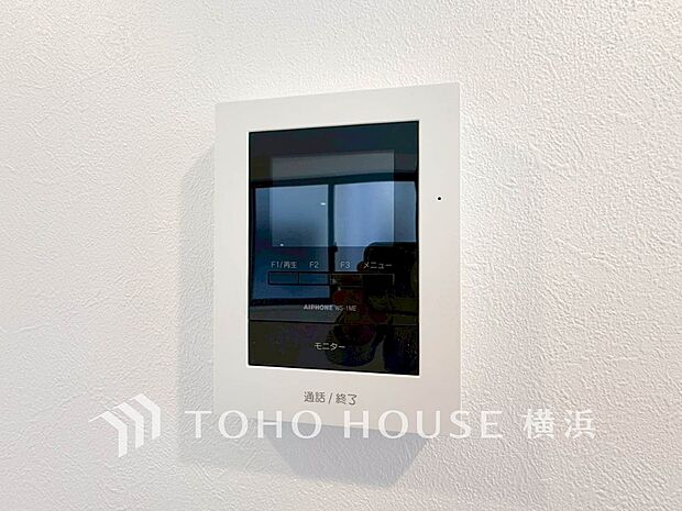 誰が来てもわかる様にモニター付きインターホンを設置。快適と安らぎを合わせた優しい設計。