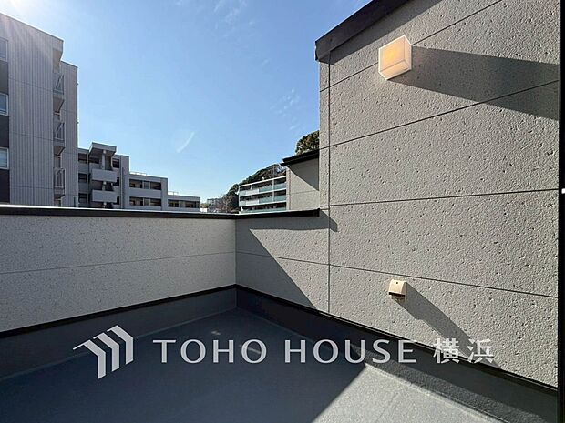 心地よい陽射しや暖かな風を楽しむことが出来るルーフバルコニー。