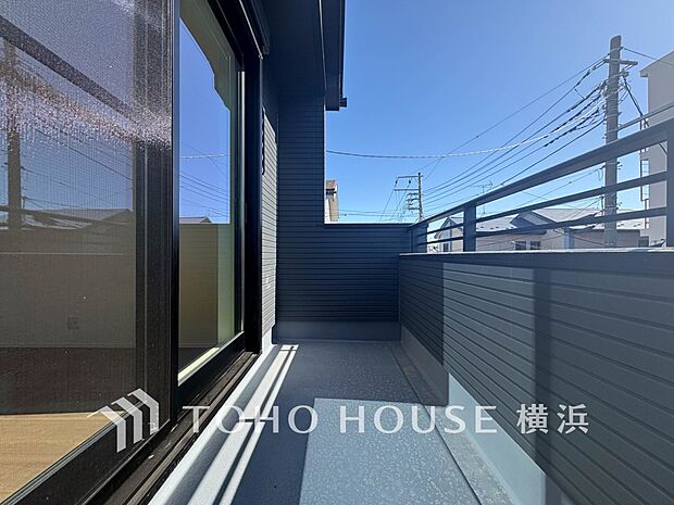 心地よい陽射しや暖かな風を楽しむことが出来るバルコニー。