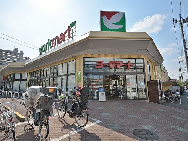 ヨークマート大倉山店 1100m 首都圏を中心に展開するセブンアンドアイグループが展開する食品スーパー。毎日の「食」を彩ります。