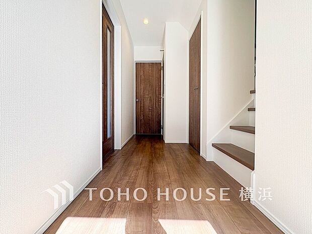 各フロアを結ぶ階段。集いの空間と一人の時間を楽しむプライベートルームをバランスよく繋いでいます。