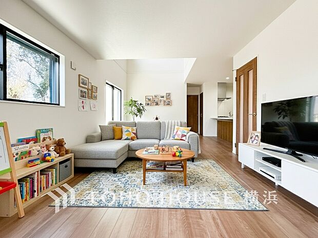 寛ぎとコミュニケーションを育む居心地のよい場所。(家具・装飾品はAI加工です)