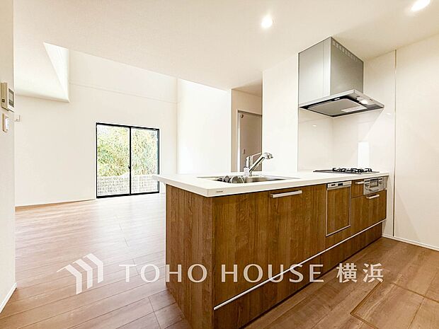 機能性とデザイン性を兼ね備えたシステムキッチン。リビングとの一体感も考慮され、美しい空間が実現。