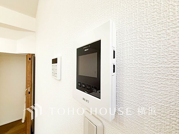 誰が来てもわかる様にモニター付きインターホンを設置。快適と安らぎを合わせた優しい設計。