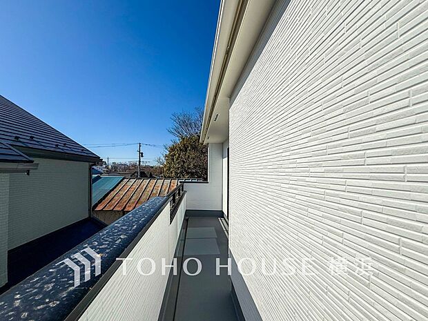 心地よい陽射しや暖かな風を楽しむことが出来るバルコニー。