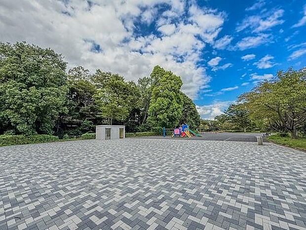 神田公園　550m　庭園のような美しいつくりの公園。周囲の豊かな自然を背景に細長く広がっています。 