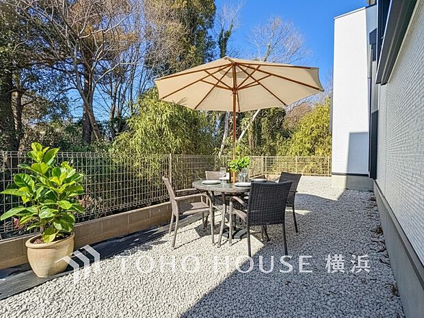 何気ない日常に彩りを加え、家族の笑顔が増えるお庭のある暮らし。(家具はAI加工です)