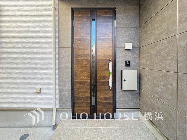 お住まいの顔となる玄関。住まう方のプライドを満たすクオリティを備えています。 