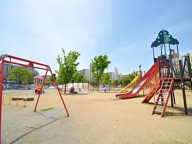 小田公園 450m 軟式野球場、大型滑り台や砂場や遊具などがあります。夏に賑わうじゃぶじゃぶ池にはミニスライダーも。